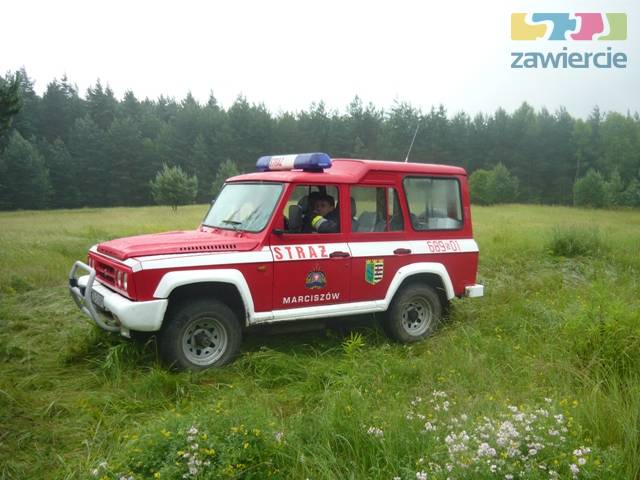 Zdjęcie: Teren nielegalnego składowiska zabezpieczała straż miejska oraz strażacy ochotnicy z Marciszowa. fot. arch.
